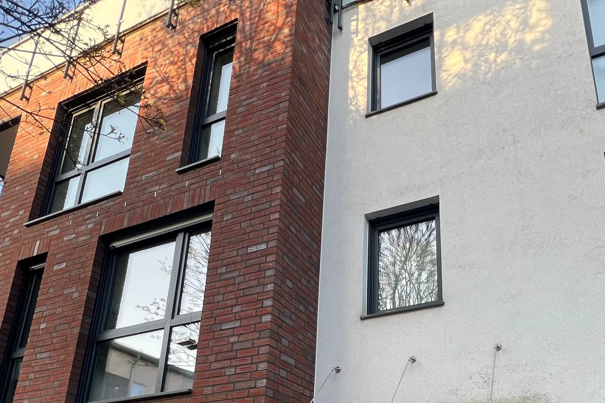 Fassadenausschnitt eines Mehrfamilienhauses in Hannover-Nordstadt