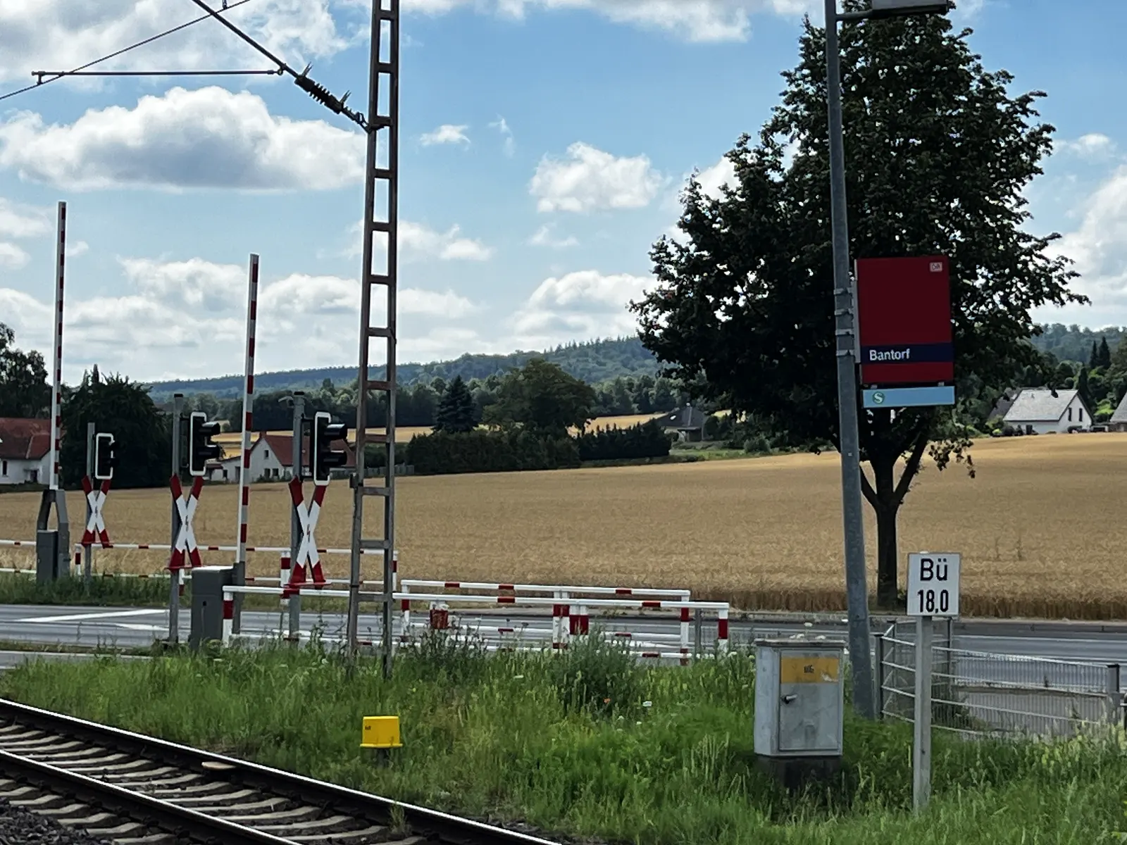 Bahnübergang der Deisterbahn am Ortsrand von Bantorf