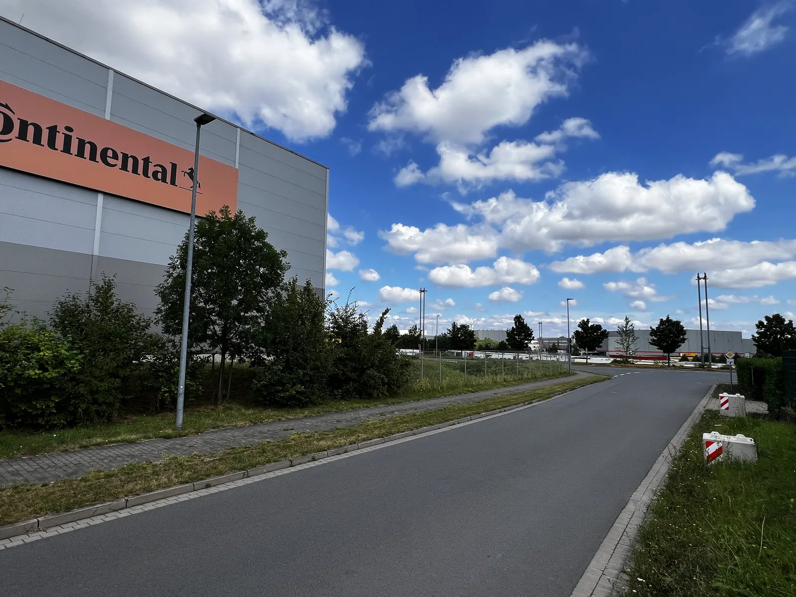 Nördliche Hälfte von Bantorf: große Gewerbehalle im Gewerbegebiet Bantorf-Nord an der A2