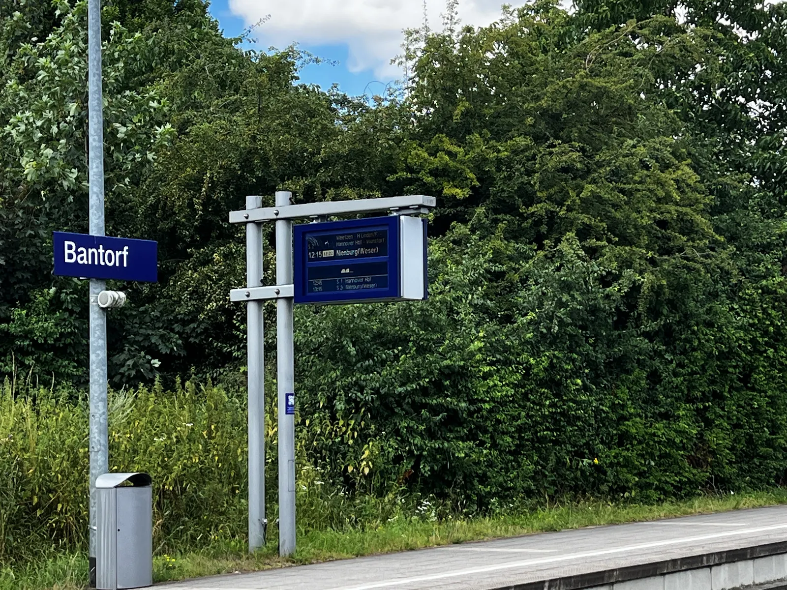 S-Bahn-Haltepunkt Bantorf mit Bahnsteig und Ortsschild an der Deisterbahn
