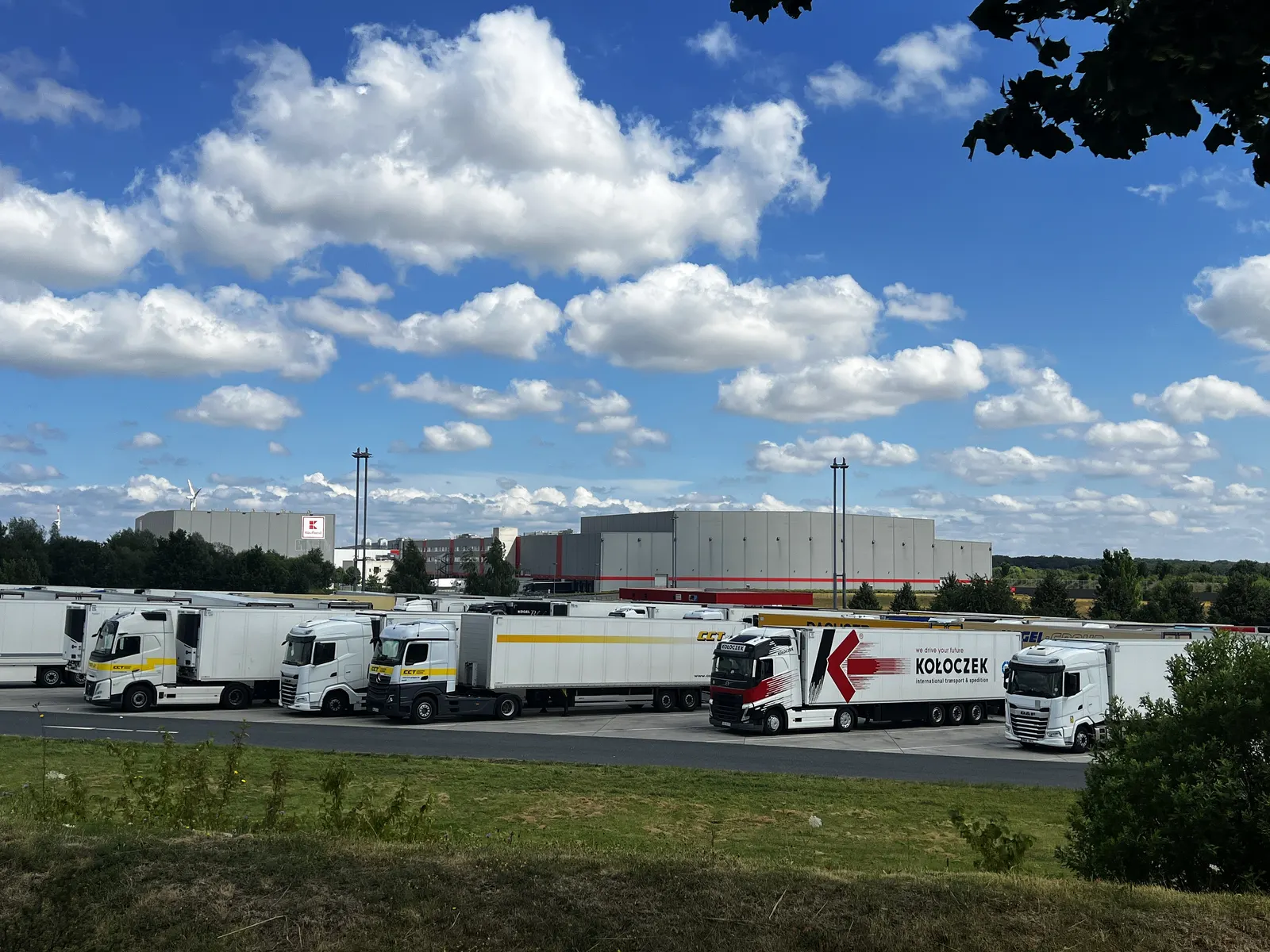 Speditionshof mit Lkw im Gewerbegebiet Bantorf-Nord