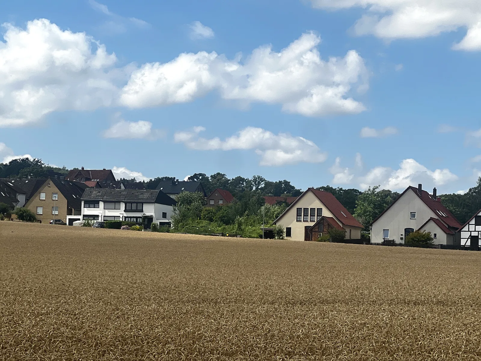 Wohnlage im oberen Dorf von Bantorf: Fachwerk- und Wohnhäuser über den Kornfeldern