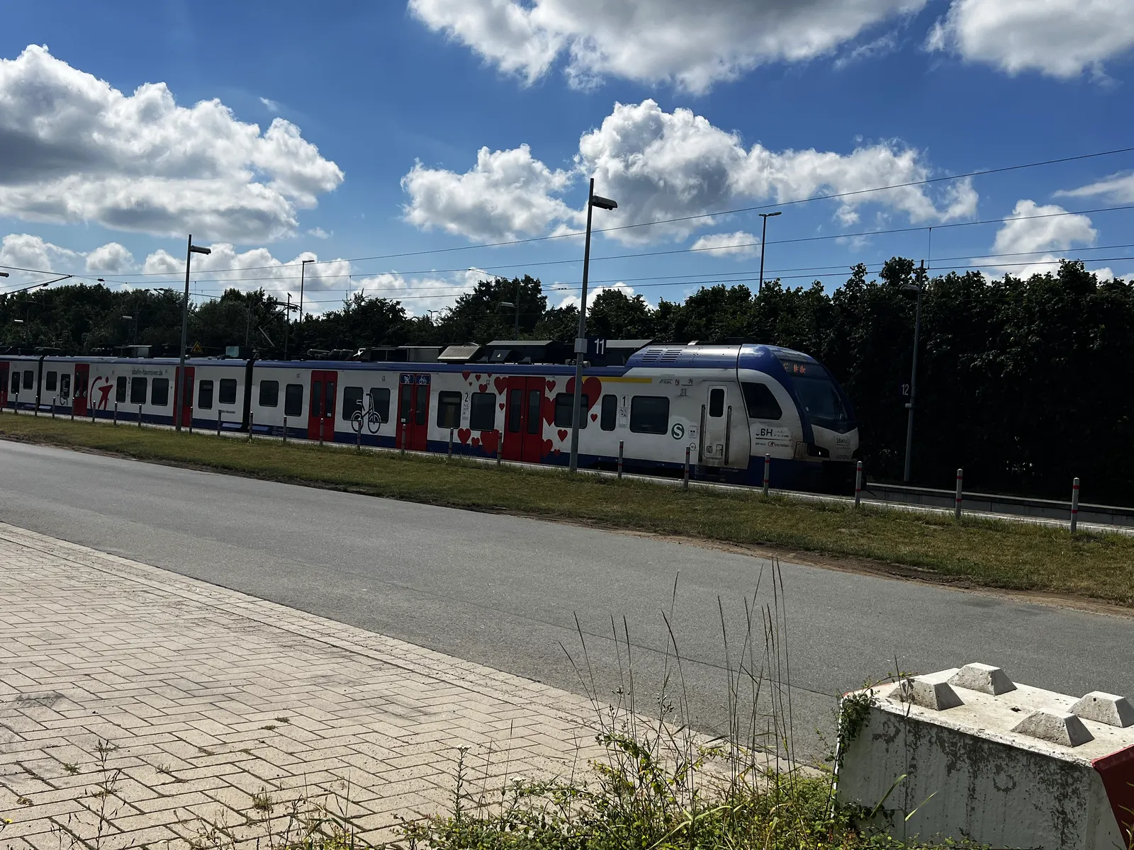Einfahrende S-Bahn am Haltepunkt Bantorf