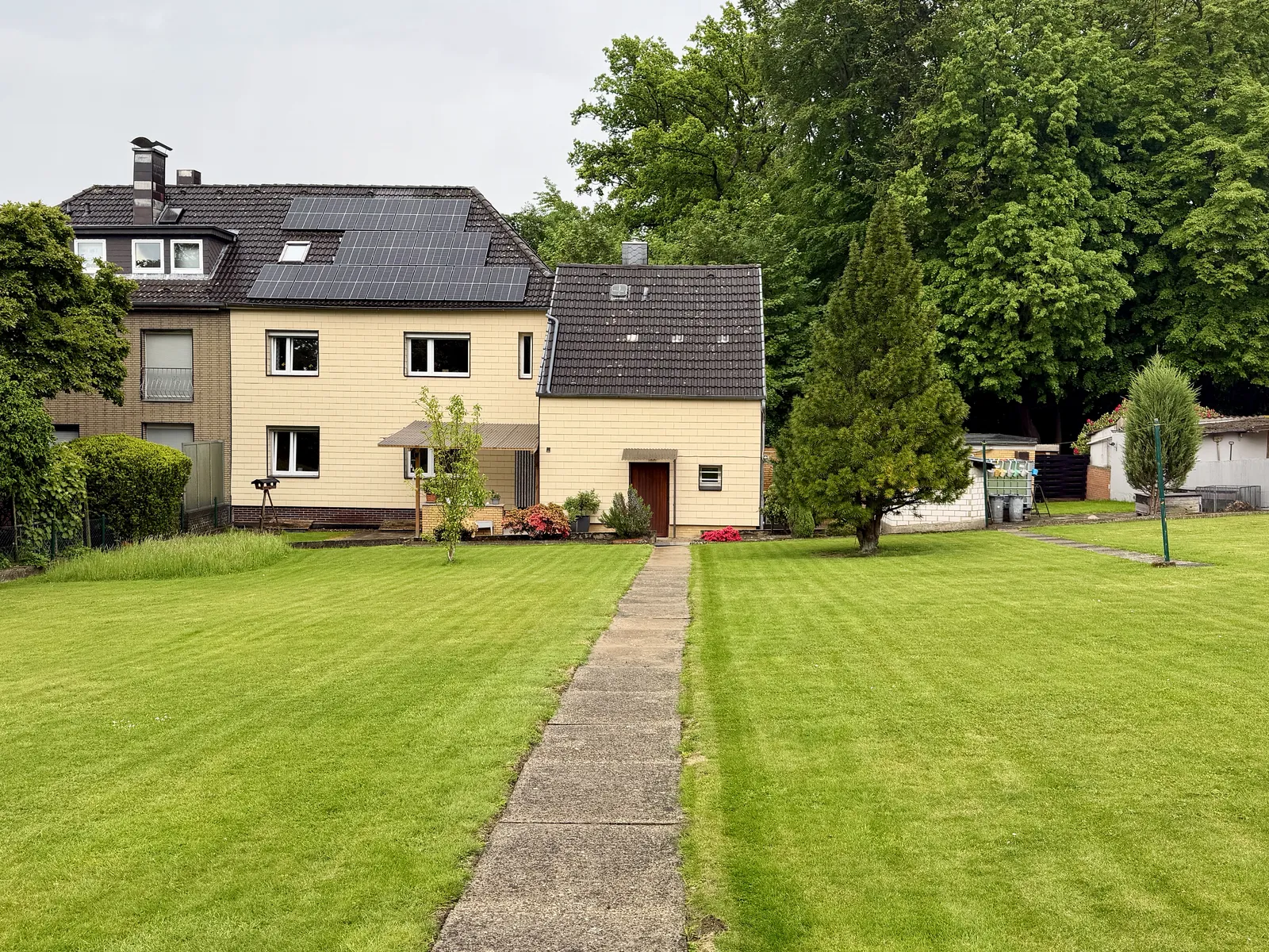 Zweifamilien-Doppelhaushälfte in der Siedlung Höhenluft, Hohenbostel — Gartenansicht, erfolgreich vermittelt durch IHR Immobilienmakler Barsinghausen