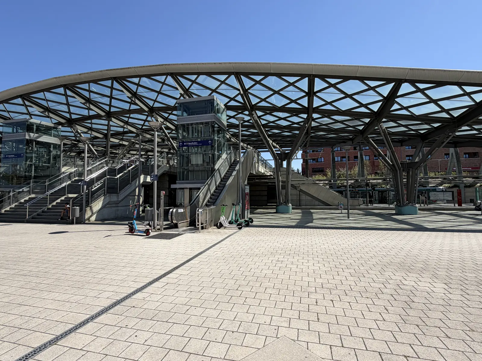 Stadtbahnhaltestelle an der Expo Plaza nahe Hannover-Bemerode