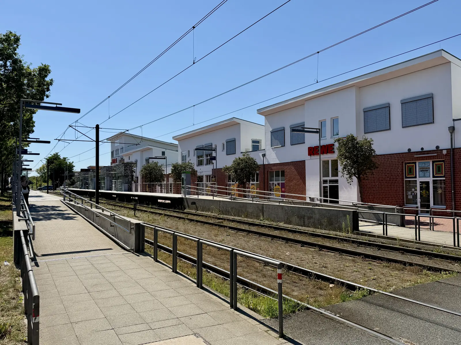 Stadtbahnhaltestelle am Kronsberg in Hannover-Bemerode mit Nahversorgung