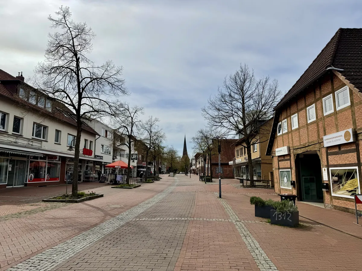 Fußgängerzone Von-Alten-Straße in Großburgwedel mit Fachwerk und Kirchturm