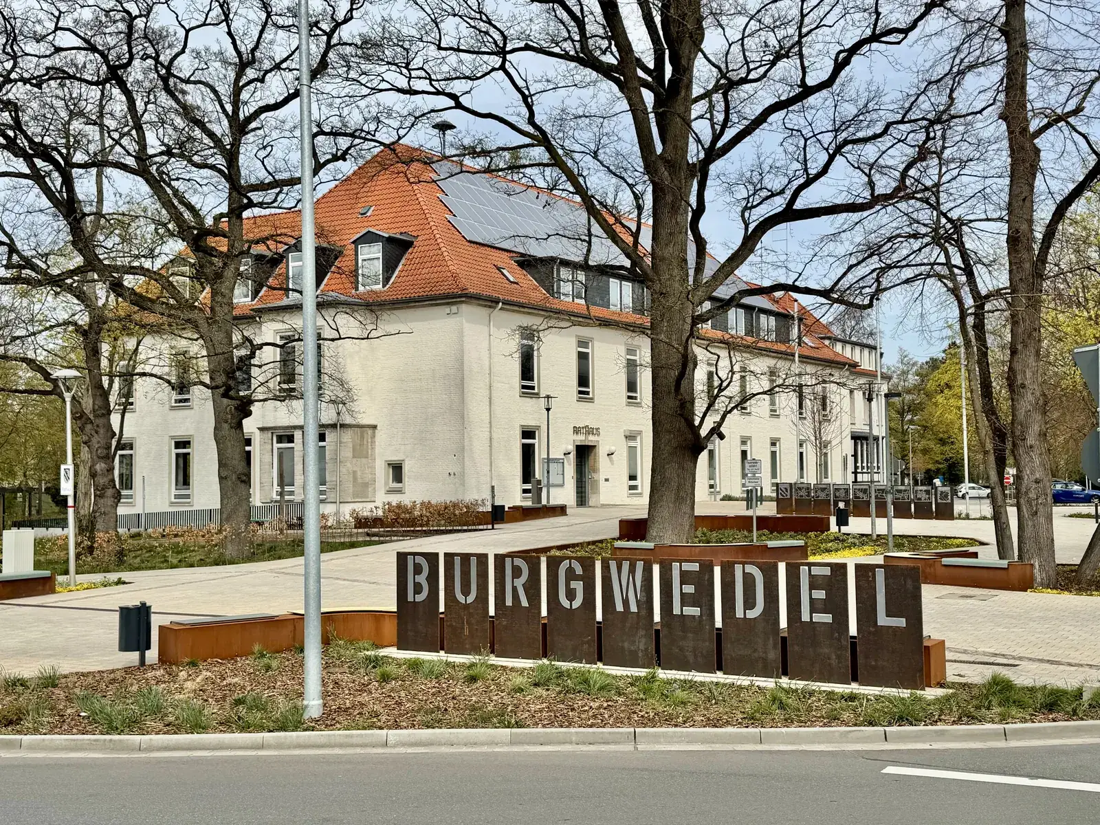 Rathaus Burgwedel mit dem Schriftzug Burgwedel am Stadtplatz