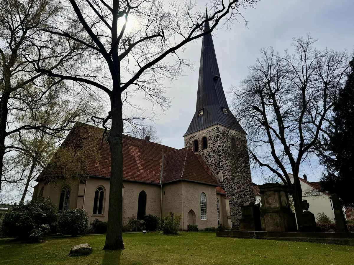 St.-Petri-Kirche im Ortskern von Großburgwedel