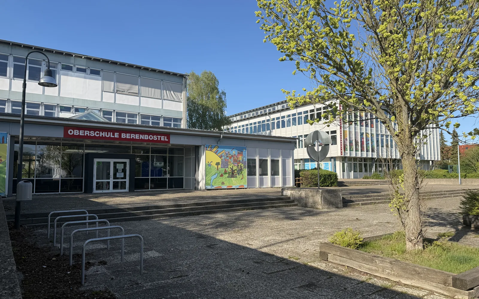Oberschule Garbsen-Berenbostel als Teil der lokalen Infrastruktur