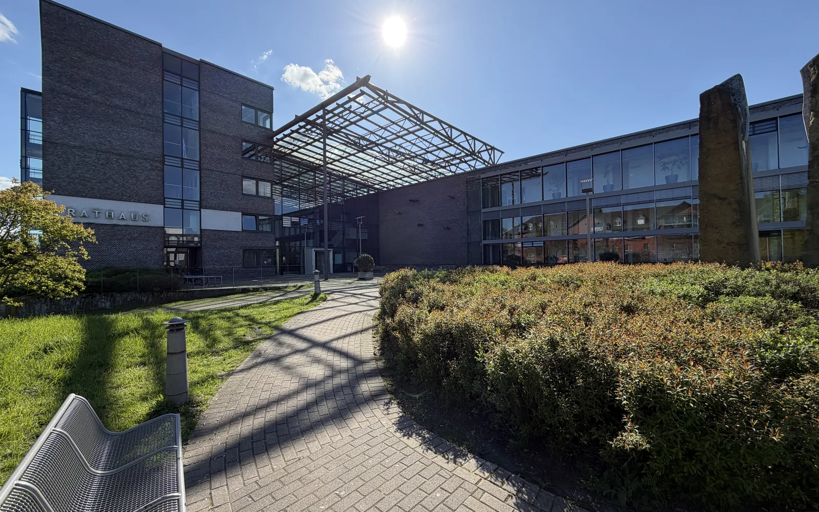 Rathaus Garbsen als zentraler Orientierungspunkt der Stadt
