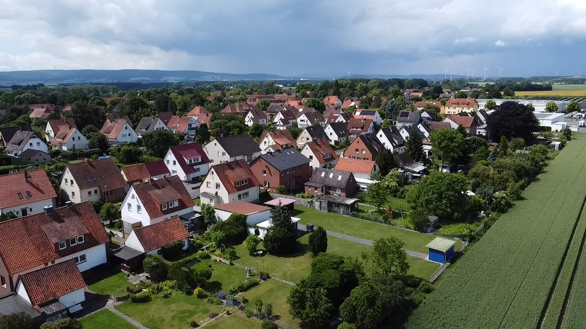 Gewachsene Wohnbebauung in Groß Munzel aus der Vogelperspektive
