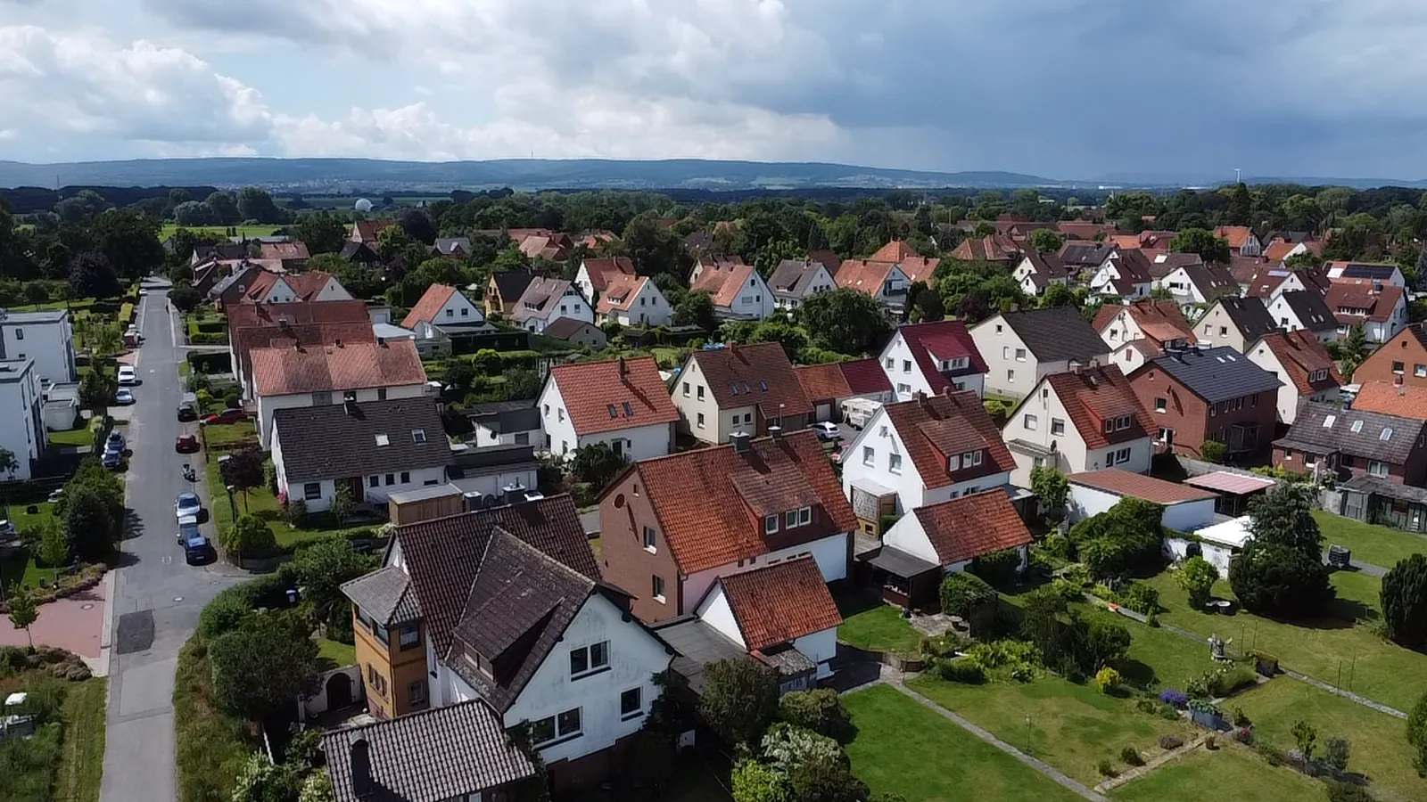 Luftaufnahme von Groß Munzel mit Blick über die Dächer bis zum Deister