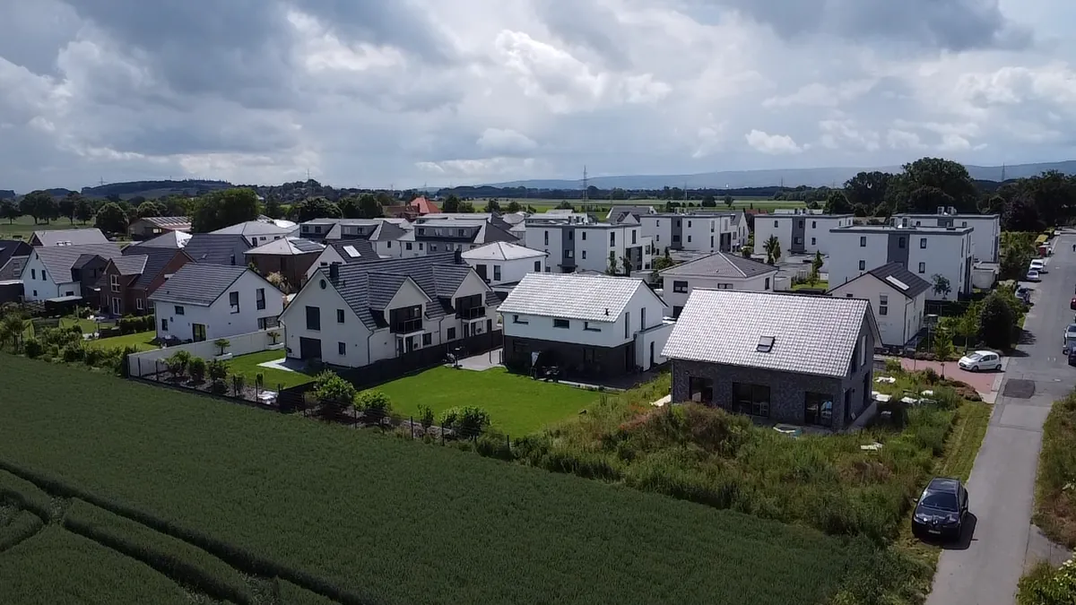 Neubaugebiet in Groß Munzel aus der Luft, moderne Einfamilienhäuser am Feldrand