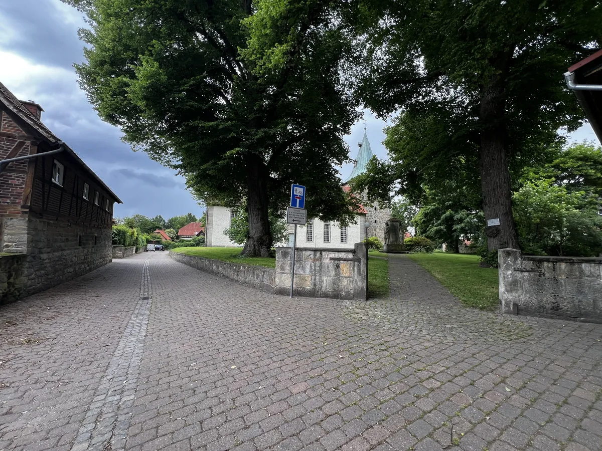 St.-Michaelis-Kirche und Ortskern von Groß Munzel mit Kopfsteinpflaster und Fachwerk