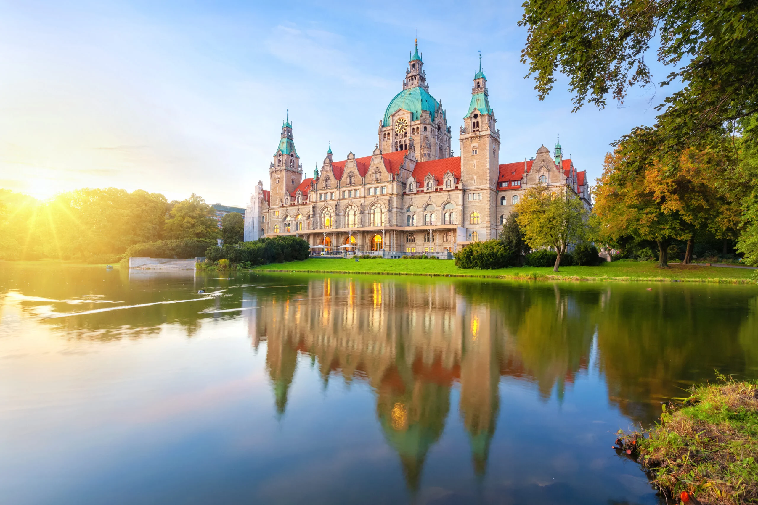 Neues Rathaus und Maschsee in Hannover