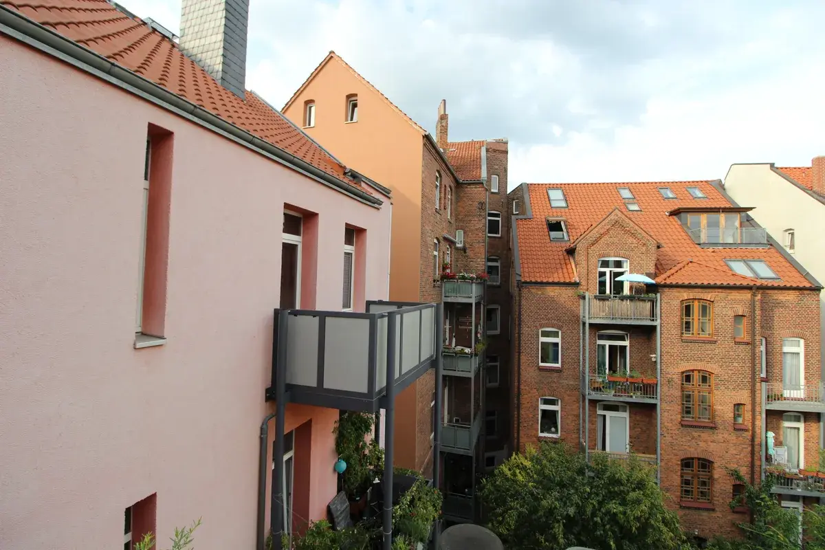 Begrünter Innenhof eines Altbau-Mehrfamilienhauses in Hannover-List