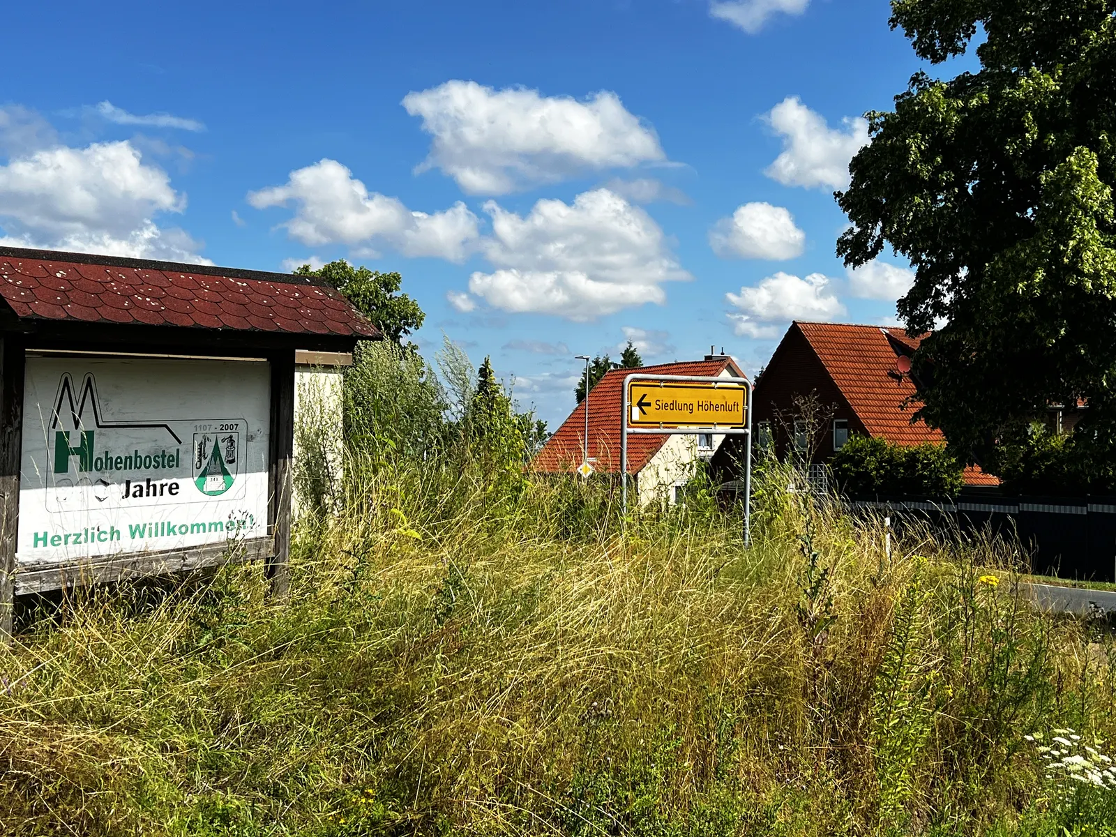 Ortseingangstafel Hohenbostel mit dem Hinweis auf 900 Jahre Ortsgeschichte, 1107 bis 2007