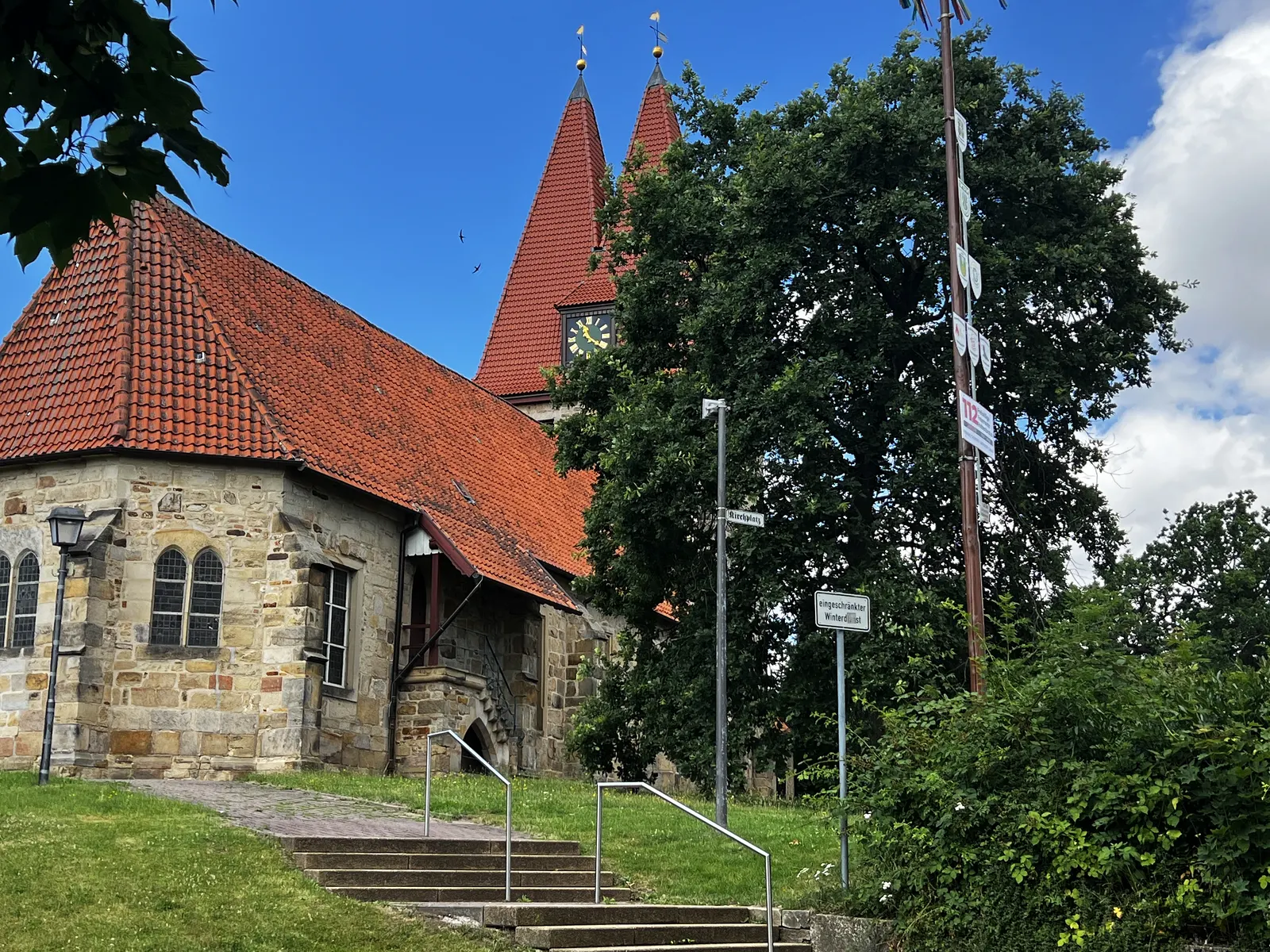St.-Thomas-Kirche in Hohenbostel mit ihren zwei Turmspitzen