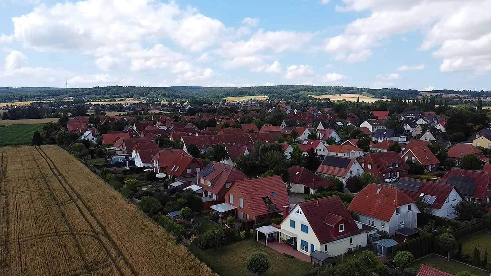 Luftbild von Winninghausen: Einfamilienhäuser am Feldrand, dahinter Hohenbostel und der Deister