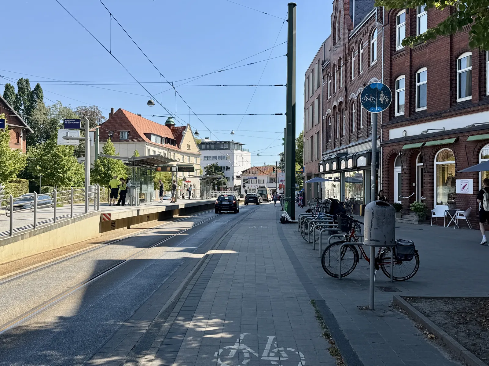 Geschäfte und Stadtbahn am Großen Hillen in Hannover-Kirchrode