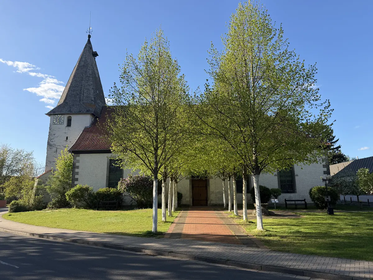 Martinskirche im Ortskern von Langenhagen-Engelbostel