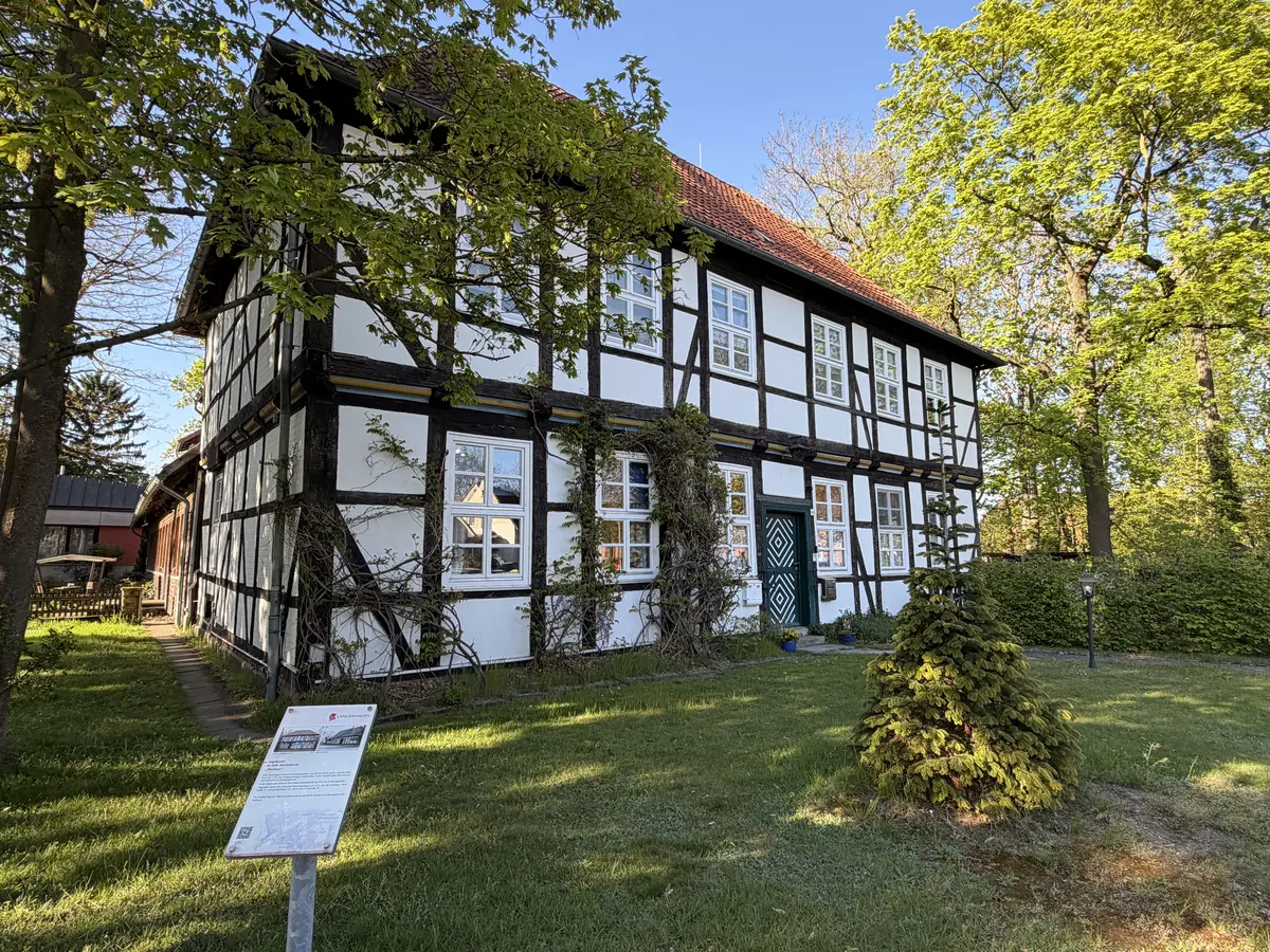 Fachwerk-Pfarrhaus von 1727 in Langenhagen-Engelbostel