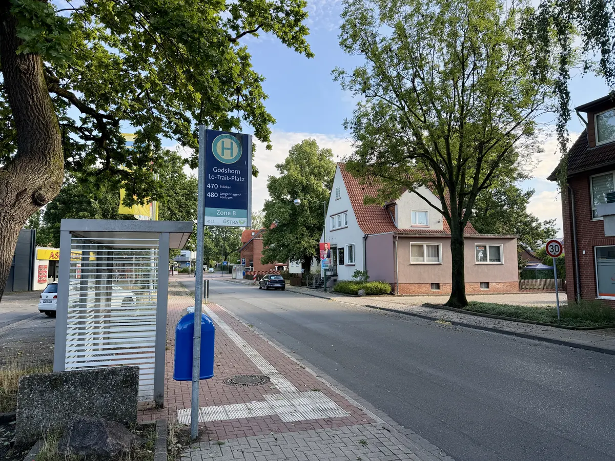 Le-Trait-Platz in Godshorn mit Bushaltestelle Richtung Langenhagen und Stöcken