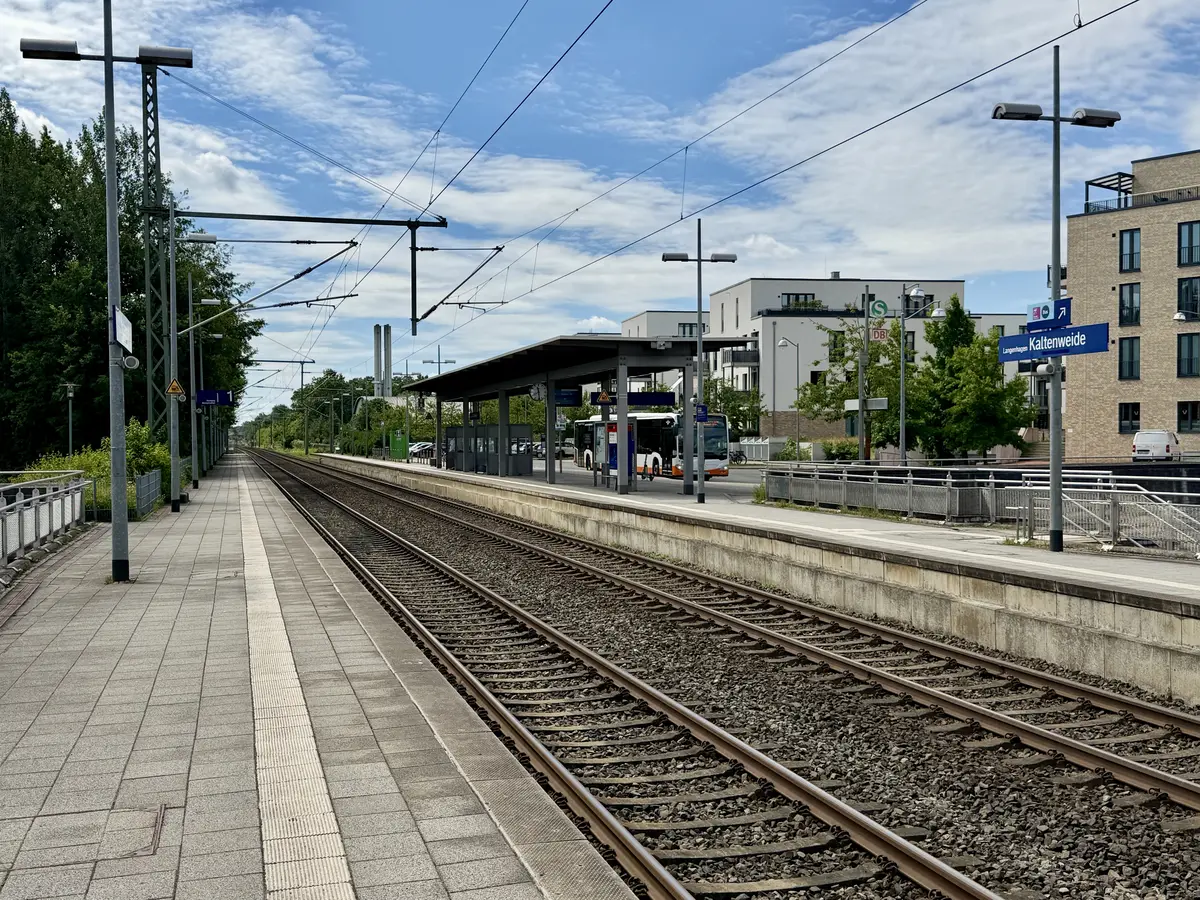 S-Bahn-Station Kaltenweide mit Zug der Linie S4