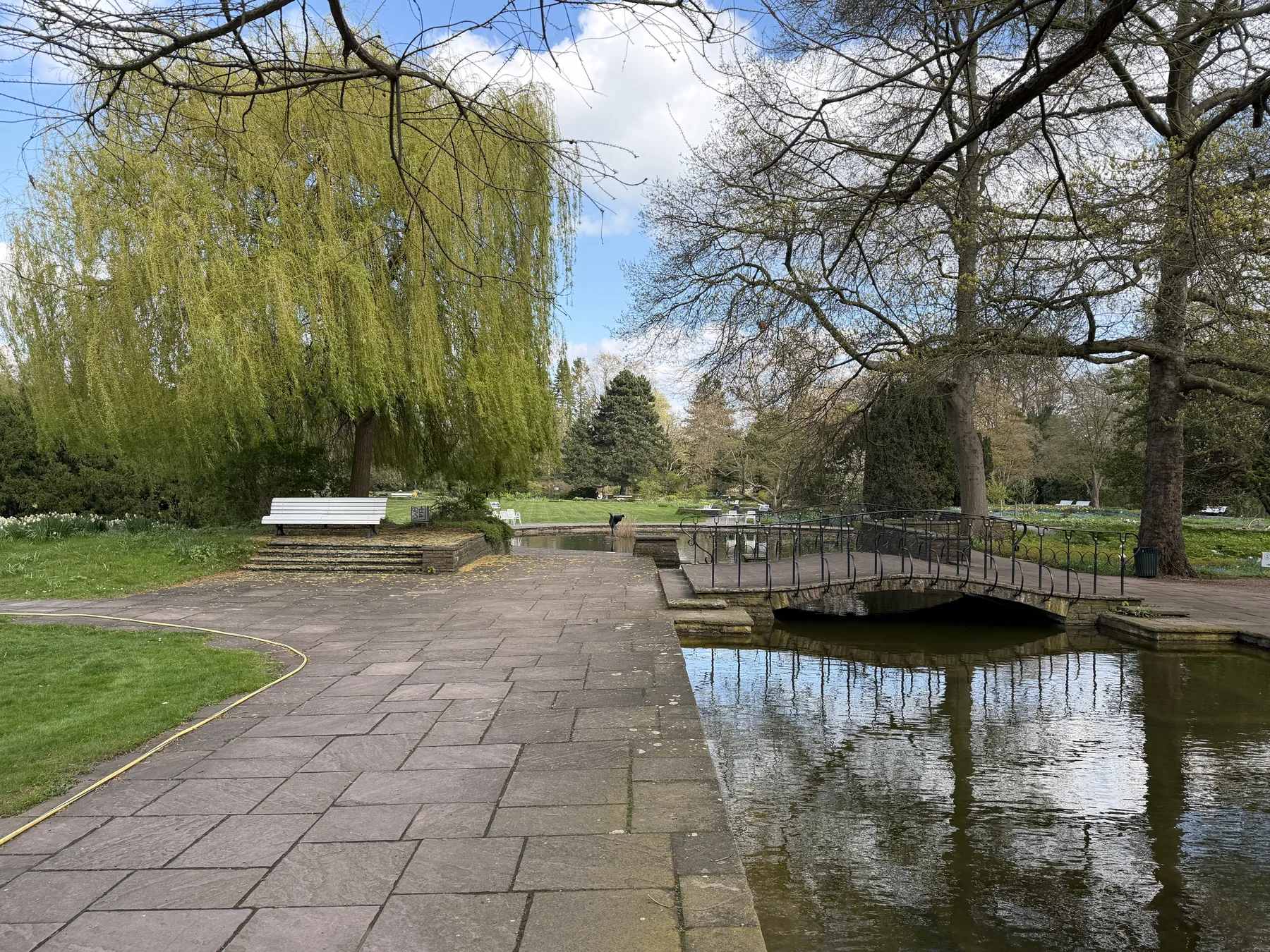 Stadtpark-Teich mit Br&uuml;cke im Hannover-Zooviertel