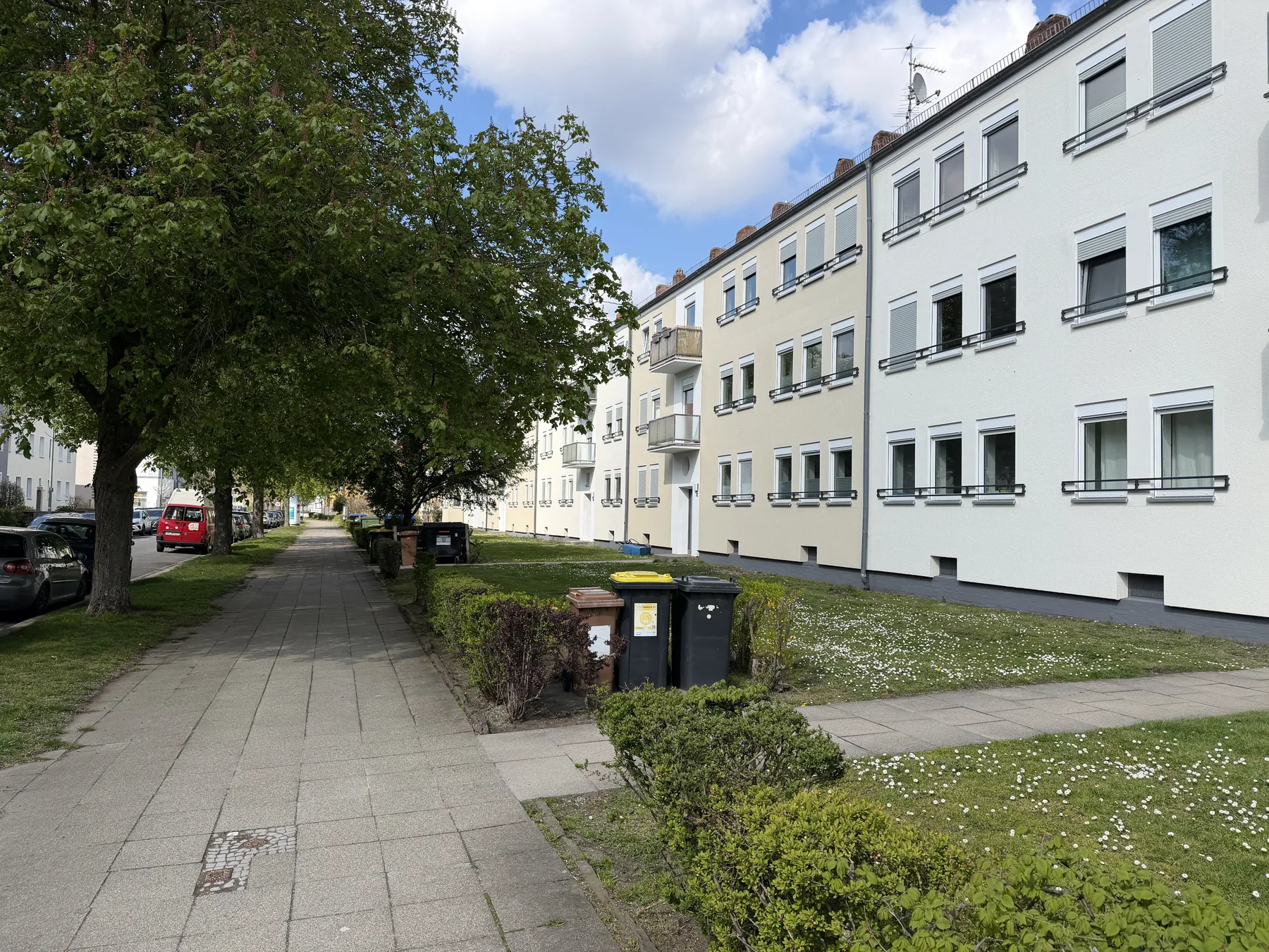 Mehrfamilienh&auml;user in einer Wohnstra&szlig;e im Hannover-Zooviertel