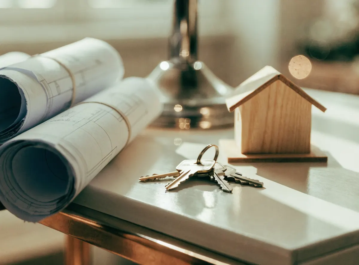 Baupläne, Schlüssel und Modellhaus — Baufinanzierung planen