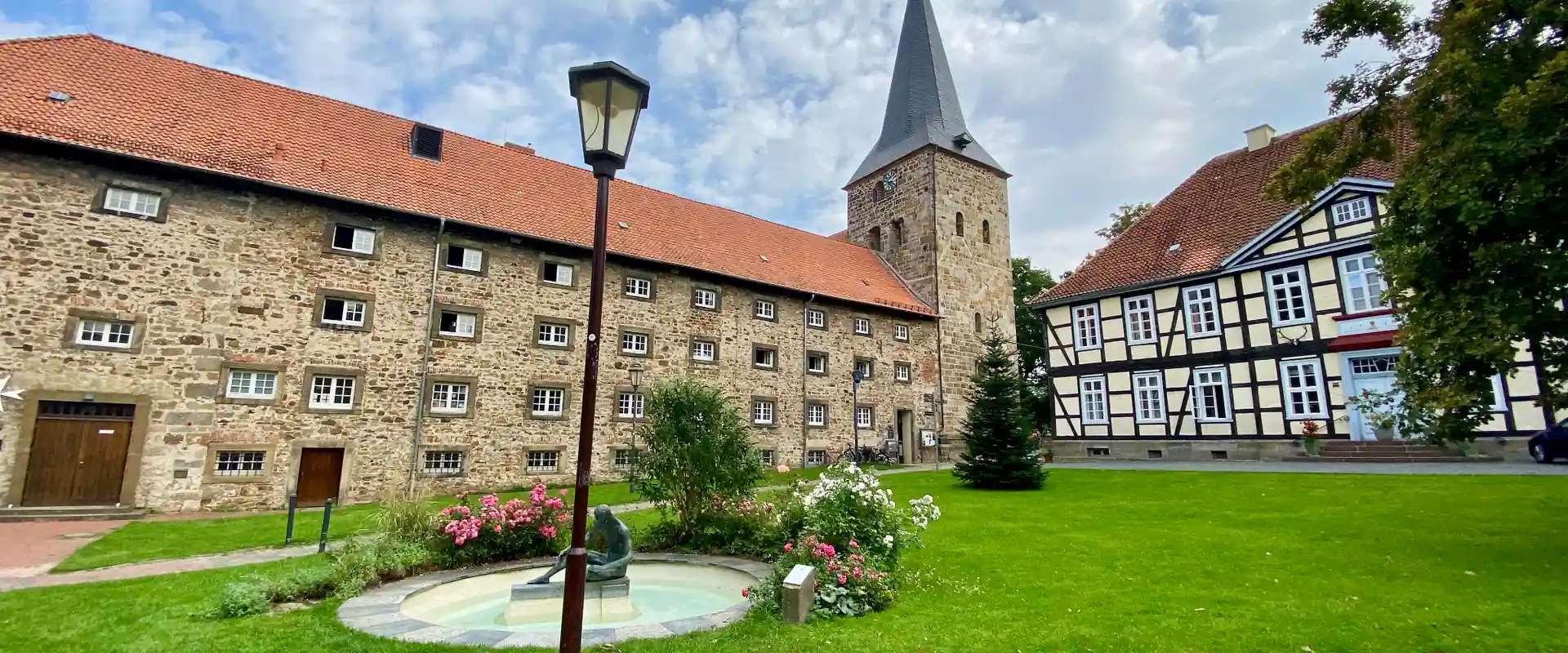 Kloster Wennigsen mit Kirchturm und Fachwerk
