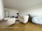 Stilvolle moderne 2-Zi.-Neubauwohnung mit Balkon, Tiefgaragenstellplatz & Fahrstuhl – barrierefrei - Wohnzimmer