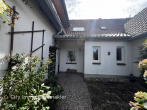 Zwei Wohnungen unter einem Dach – Feldrandlage mit Garten, Garagen & Naturblick - Hauseingang