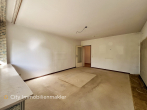 Attraktive Hochparterre-Wohnung mit Potenzial – Loggia, Keller, zentrale Lage - Wohnzimmer _