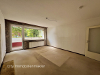 Attraktive Hochparterre-Wohnung mit Potenzial – Loggia, Keller, zentrale Lage - Wohnzimmer