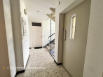 Attraktive Hochparterre-Wohnung mit Potenzial – Loggia, Keller, zentrale Lage - Etagenflur