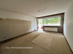 Attraktive Hochparterre-Wohnung mit Potenzial – Loggia, Keller, zentrale Lage - Wohnzimmer_