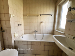 Attraktive Hochparterre-Wohnung mit Potenzial – Loggia, Keller, zentrale Lage - Bad_