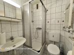 Attraktive Hochparterre-Wohnung mit Potenzial – Loggia, Keller, zentrale Lage - Duschbad_