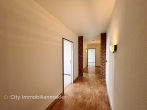 Attraktive Hochparterre-Wohnung mit Potenzial – Loggia, Keller, zentrale Lage - Flur_