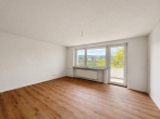 Wohnzimmer - Frisch saniert! 3-Zimmer-Wohnung mit Loggia, Aufzug & traumhaftem Weitblick in Barsingh./ Egestorf