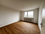 Schlafzimmer - Frisch saniert! 3-Zimmer-Wohnung mit Loggia, Aufzug & traumhaftem Weitblick in Barsingh./ Egestorf