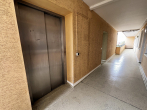 Fahrstuhl - Frisch saniert! 3-Zimmer-Wohnung mit Loggia, Aufzug & traumhaftem Weitblick in Barsingh./ Egestorf