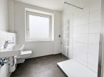 Badezimmer - Frisch saniert! 3-Zimmer-Wohnung mit Loggia, Aufzug & traumhaftem Weitblick in Barsingh./ Egestorf