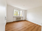 Schlafzimmer 2 - Frisch saniert! 3-Zimmer-Wohnung mit Loggia, Aufzug & traumhaftem Weitblick in Barsingh./ Egestorf