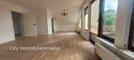 Moderne 4 Zimmer Dachgeschoss Whg. - EBK, Balkon,Abstellraum und KFZ-Stellplatz zu vermieten - Wohnbereich_