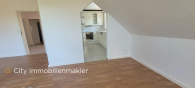 Moderne 4 Zimmer Dachgeschoss Whg. - EBK, Balkon,Abstellraum und KFZ-Stellplatz zu vermieten - Essbereich