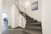 Ein Zuhause zum Ankommen – modern, hochwertig und geschaffen für besondere Momente - Baujahr 2018 - Treppe zum OG